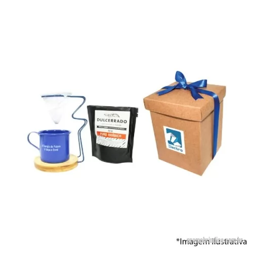 Kit café personalizado - O Kit Clássico Café Egoísta é um presente sofisticado para apreciadores de café. Contém uma xícara de alumínio, mini coador com base de madeira e caixa kraft elegante. Personalizável, une charme e exclusividade para uma experiência artesanal única. Ideal para presentear ou desfrutar com estilo.