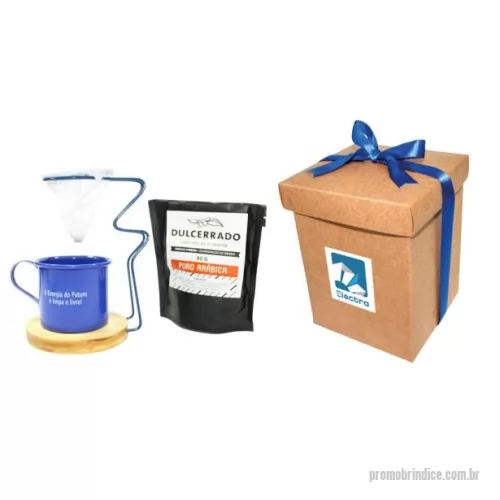 Kit café personalizado - Este kit contém:      1 xícara de alumínio – elegante e resistente, perfeita para um café com estilo (consulte opções)      1 mini coador com base de madeira – um toque artesanal que valoriza o preparo manual      1 caixa kraft – embalagem sofisticada, ideal para presentear      Personalização disponível – xícara e caixa podem receber a logomarca da sua empresa      ________________________________________________________________      * Consulte quantidade mínima     *Confira opções de personalização     *Imagem meramente ilustrativa     *Na falta de algum item, pode ser substituído, sob consulta, por outro de igual valor e qualidade.           Entre em contato, informe o seu CNPJ     Atendimento somente para Empresas
