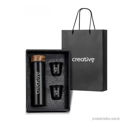 Kit café personalizado - Inclui 1 garrafa térmica de aço inoxidável (500ml) com parede dupla, sua tampa imita madeira e 2 copos de 70ml também em aço inoxidável. Este produto é ideal para levar em viagens, para o trabalho e para a escola, mantendo o estilo e elegância. Este kit vem acondicionado em caixa de presente + sacola de papel preta de boa qualidade.