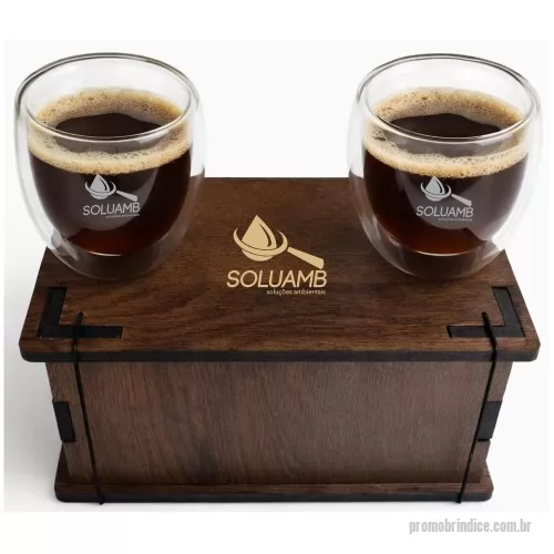 Kit café personalizado - Estojo de MDF com dois copos de vidro parede dupla para café. Gravação da logo a laser no estojo e copos. Um presente inovador, útil e com ótima apresentação, que irá surpreender quem receber. Despachamos com frete pago para Sul, Sudeste e Centro Oeste