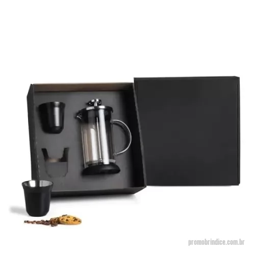 Kit café personalizado - Kit Personalizado Para Café Conta com cafeteira prensa francesa e dois copos de 60 ml para café em aço inox preto. Especificação do produto Código KT-90316 Dimensões do Produto Cafeteira: 16,5x12x8cm Sugestão de Personalização Uma gravação a Laser nos dois copos e na tampa da cafeteira; Silk na caixa. Embalagem Caixa Preta 235x230x93 mm (AxLxP) Peso 572 g (com embalagem)