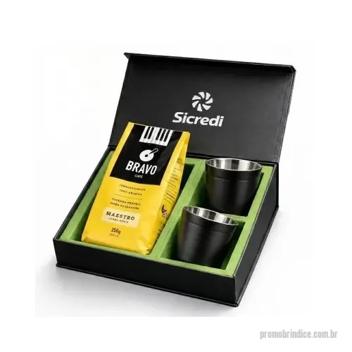 Kit café personalizado - Kit café Personalizado em uma linda caixa de papel acartonada rígido com tampa imantada para fechamento, berço de papel cartão verde Sicredi, com Café Gourmet de 250grs Bravo, 2 copos de inox de 150ml.