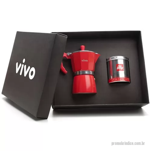 Kit café personalizado - Este Kit é composto por 1 Cafeteira tipo italiana vermelha de 6 doses, 1 lata de café Illy tipo exportação de 125g. Caixa e berço em papel Kraft preto com gravação em silk a 1 cor na tampa da caixa e a laser na cafeteira. Caixa Formato 35x29x10,5 cm. Kit com produto perecível com data de validade: evitar armazenamento prolongado e realizar o consumo o mais breve possível. Esta cafeteira sofreu algumas alterações no design em relação a foto apresentada. Formato da caixa 35,5 x 29 x 10,5 cm.