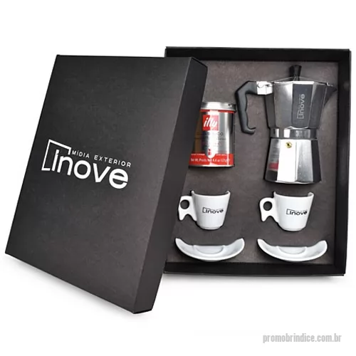 Kit café personalizado - Kit composto por 1 Cafeteira tipo italiana de 6 doses na cor prata, 2 xícaras com pires e 1 lata de café Illy de 125g tipo exportação. Caixa  em papel Kraft preto e xícaras personalizadas em silkscreen 1 cor. A personalização na  cafeteira é a laser. Kit com produto perecível com data de validade: evitar armazenamento prolongado e realizar o consumo o mais breve possível. Formato da caixa 35,5 x 29 x 10,5 cm.