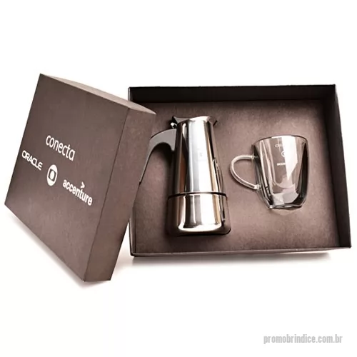 Kit café personalizado - Kit composto por 1 cafeteira de inox de 4 doses e 1 xícara de vidro borossilicato com capacidade de 180 mL, acondicionado em caixa preta de papel kraft reforçado. A personalização é a laser na cafeteira e em silkscreen 1 cor na tampa da caixa e na xícara. Formato da caixa 28,5 x 22,5 x 9,3 cm.