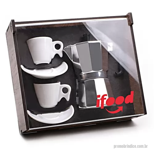 Kit café personalizado - Este Kit é composto por 1 Cafeteira de metal de 6 doses e 2 xícaras com pires. Kit acondicionado em caixa de madeira MDF ecológica com tampa de acrílico. A personalização é na tampa da caixa e nas 2 xícaras em silkscreen 1 cor, e na  cafeteira é a laser. Formato da caixa de madeira 29,5 x 25,5 x 11,5 cm.