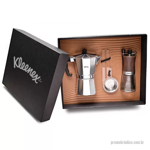 Kit café personalizado - Kit composto por 1 moedor manual de café, 1 cafeteira tipo italiana de 6 doses e 1 concha para pegar café. A personalização na cafeteira e no moedor é a laser, e no pegador e na tampa da caixa em silkscreen 1 cor. Formato da caixa 35 x 28,5 x 10 cm.