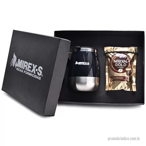 Kit café personalizado - Kit composto por 1 caneca com misturador, com capacidade de 350 mL. Possui parede dupla em diversas cores, acompanha 1 sachet de café solúvel de 40 g. A personalização é na caneca e tampa da caixa em silkscreen 1 cor. Kit com produto perecível com data de validade: evitar armazenamento prolongado e realizar o consumo o mais breve possível. Caixa formato 28,5 x 22,5 x 9 cm. Berço incluso. 