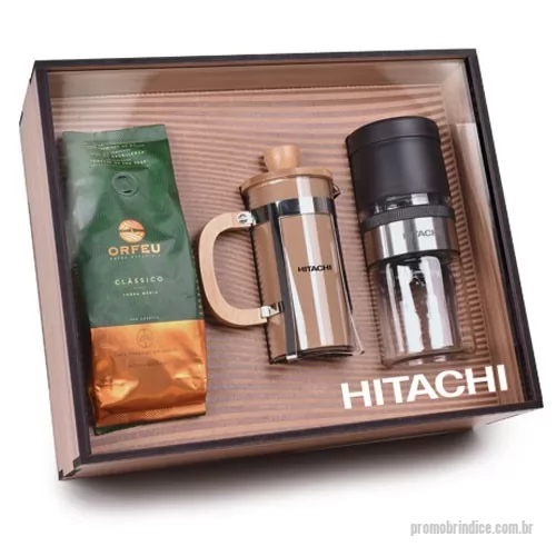 Kit café personalizado - Kit composto por 1 moedor manual de café, 1 prensa francesa com capacidade de 350 mL e 1 pacote de 250g de café Orfeu em grãos. A personalização do moedor é a laser e na prensa francesa e na tampa de acrilico da caixa de MDF em silkscreen 1 cor. Kit com produto perecível com data de validade: evitar armazenamento prolongado e realizar o consumo o mais breve possível. Formato da caixa 34,3 x 26,5 x 9,7 cm.