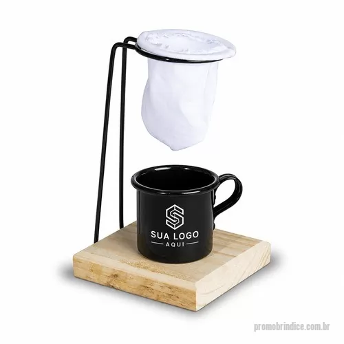 Kit café personalizado - Kit café composto por três itens: xícara metálica com capacidade máxima de 90ml, base de madeira com suporte de metal para coador e um mini coador de café em tecido.