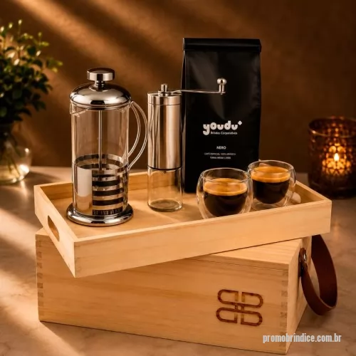 Kit café personalizado - Kit café gourmet Barista Legno em caixa de madeira ecológica com tampa-bandeja. Contém prensa francesa em vidro borossilicato de 350ml, moedor de grãos de café, conjunto de xícaras em vidro isotérmico de parede dupla de 80ml e café em grãos especial Clássico de 250g.