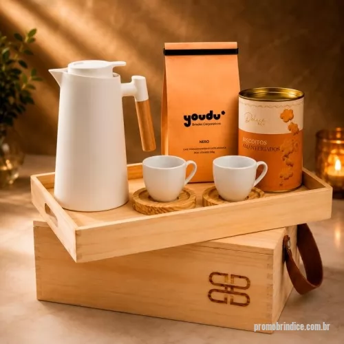 Kit café personalizado - Kit café gourmet Cassetta Nero em caixa de madeira ecológica com tampa-bandeja. Contém 2 xícaras de porcelana de 170ml com pires de madeira, garrafa térmica retrô de 1000ml, café moído especial Clássico de 250g e lata de biscoitos amanteigados de 160g.