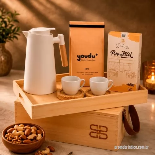 Kit café personalizado - Kit café gourmet Legno em caixa de madeira ecológica com tampa-bandeja. Contém 2 xícaras de porcelana de 170ml com pires de madeira, garrafa térmica retrô de 1000ml, café moído especial Clássico de 250g, lata de biscoitos amanteigados de 160g e caixa de pão de mel de 160g.