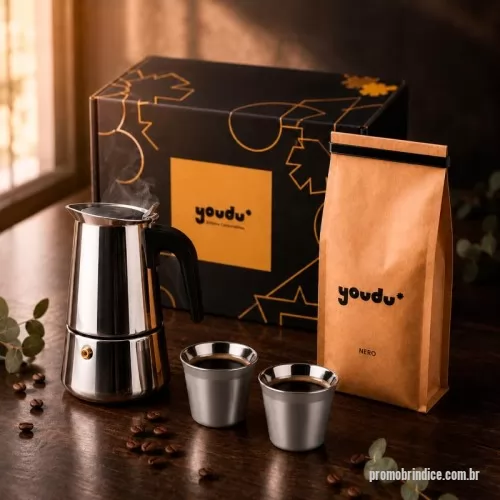 Kit café personalizado -  Kit Café Moka Nero com cafeteira italiana em inox, copos isotérmicos e café especial. Contém cafeteira italiana em inox, copos isotérmicos em vidro de parede dupla, café moído especial personalizado de 250g e caixa para presente assinada Youdu.