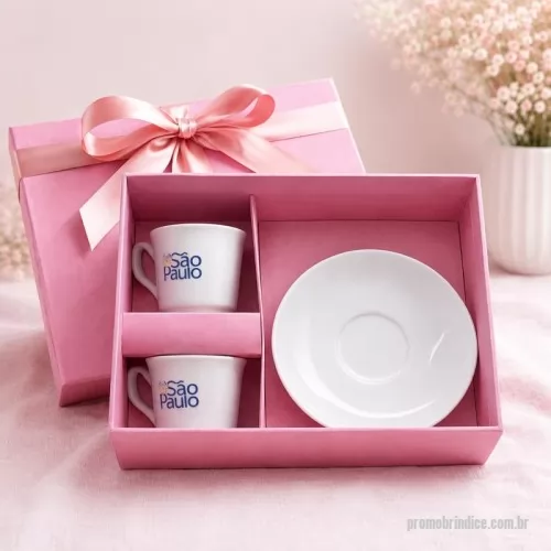 Kit café personalizado - KIT CONTÉM: 2 XICARAS BRANCAS CERAMICA COM PIRES 1 CAIXA CARTONADA MODELO TAMPA E FUNDO 20X15X9CM
