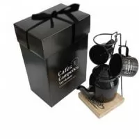 2 Canecas de Alumínio (Cor a definir); 1 Bule de Café de Alumínio (Cor a definir); 1 Suporte com Base de madeira e bocal para o Mini Coador e Suporte para Pendurar as Canecas; 1 Mini Coador de Algodão;´1 caixa duplex