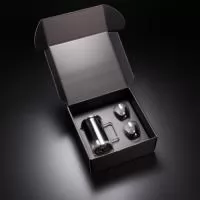 Kit Café Gourmet em caixa de presente contendo: Conjunto de xícaras para café em vidro isotérmico parede dupla (80ml). Prensa francesa em vidro borosilicato e aço inox (740ml). Acompanha pacote de café gourmet (250g).