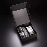 Kit café contendo duas canecas de vidro parede dupla 250ml. Acompanha 1 pacote de café gourmet 250gr.
