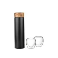 Kit para bebidas desenvolvido para acondicionamento e consumo em diferentes contextos. A garrafa térmica é fabricada em aço inoxidável com parede dupla, auxiliando na conservação da temperatura do líquido. A tampa possui acabamento externo que imita madeira, conferindo aspecto diferenciado ao conjunto. Os copos são produzidos em vidro borossilicato, material resistente a variações térmicas, com capacidade individual de 55ml. O conjunto é fornecido em caixa de presente e sacola de papel, facilitando armazenamento e transporte.