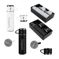 Conjunto prático e sofisticado, o Kit Garrafa Térmica 420ml é ideal para quem busca conveniência e estilo no dia a dia ou em viagens. A garrafa é fabricada em aço inoxidável, garantindo maior durabilidade e excelente conservação da temperatura das bebidas. O kit acompanha duas tampas extras que também funcionam como xícaras, tornando o momento de servir ainda mais prático. Sua base antiderrapante oferece estabilidade durante o uso. As tampas são produzidas em inox com revestimento plástico, unindo resistência e conforto térmico. O kit é apresentado em uma sacola de papel com berço de papelão interno, garantindo acomodação segura das peças e uma apresentação elegante — ideal para presentes corporativos ou brindes especiais.