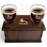 Estojo de MDF com dois copos de vidro parede dupla para café. Gravação da logo a laser no estojo e copos. Um presente inovador, útil e com ótima apresentação, que irá surpreender quem receber. Despachamos com frete pago para Sul, Sudeste e Centro Oeste