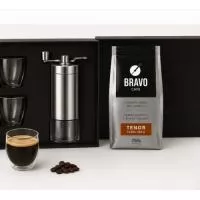 kit café em caixa de papel com copo parede dupla, moedor de café e 1 café gourmet