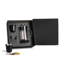 Kit Personalizado Para Café Conta com cafeteira prensa francesa e dois copos de 60 ml para café em aço inox preto. Especificação do produto Código KT-90316 Dimensões do Produto Cafeteira: 16,5x12x8cm Sugestão de Personalização Uma gravação a Laser nos dois copos e na tampa da cafeteira; Silk na caixa. Embalagem Caixa Preta 235x230x93 mm (AxLxP) Peso 572 g (com embalagem)