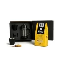 Kit Café Personalizado contendo: cafeteira Francesa de 350ml, 2 copos de inox de 90ml cada, café premium Bravo de 250grs com gravação nos copos, cafeteira e na tampa da caixa