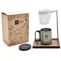 Coador de tecido com estrutura metálica e base de madeira MDF ecológica. Acompanha 1 caneca metálico de aço inox com tampa com capacidade de 180 mL, acondicionado em caixa de papel kraft. A personalização é a laser na caneca e em silkscreen 1 cor na base de madeira e na caixa de papel kraft. Formato da Caixa 16 x 21 x 11,5 cm.