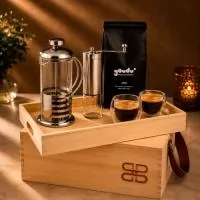Kit café gourmet Barista Legno em caixa de madeira ecológica com tampa-bandeja. Contém prensa francesa em vidro borossilicato de 350ml, moedor de grãos de café, conjunto de xícaras em vidro isotérmico de parede dupla de 80ml e café em grãos especial Clássico de 250g.
