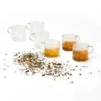 Kit Café com 6 Xícaras de Vidro Personalizado  Elegante e sofisticado, o Kit Café com 6 Xícaras é perfeito para servir cafés e outras bebidas quentes com charme e praticidade. As xícaras são produzidas em vidro borossilicato, material conhecido pela leveza e excelente acabamento.  Uma ótima opção para presentear clientes, colaboradores e parceiros, agregando valor à experiência de tomar um bom café.