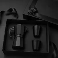 DESCRIÇÃO: 1 CAIXA CARTONADA 35X25X9 + FITA DE ECTIM 1 CAFETEIRA ITALIANA 300 ML 2 COPOS INOX PAREDE DUPLA 150ML