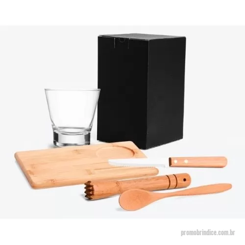 Kit caipirinha personalizado - Kit para caipirinha em Bambu. Conta com tábua, colher e socador em Bambu; faca em Bambu/Inox; copo em Vidro. Produto ecológico e ideal para transmitir mensagens relacionadas à sustentabilidade ou à cultura nacional.