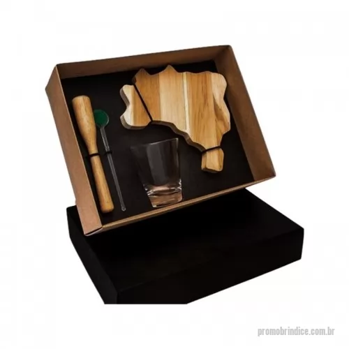Kit caipirinha personalizado - Kit caipirinha Personalizado D506 com sua logomarca. 20 anos ajudando a cotar Brindes Promocionais com várias empresas num único clique. Kit caipirinha em caixa de papel, 1 Copo de dose de vidro, com socador e mexedor de DRINKS, tábua de madeira Mapa do Brasil com gravação na tábua, copo e na tampa da caixa.Kit caipirinha em caixa de papel, 1 Copo de dose de vidro, com socador e mexedor de DRINKS, tábua de madeira Mapa do Brasil com gravação na tábua, copo e na tampa da caixa.Kit caipirinha Personalizado, 149001, Design Promo Kits Corporativos. Clique e Cote no Portal PromoBríndice!