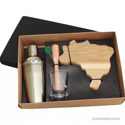 Kit caipirinha personalizado - Kit caipirinha Personalizado D512 com sua logomarca. 20 anos ajudando a cotar Brindes Promocionais com várias empresas num único clique. Kit Caipirinha personalizado em caixa de papel, Coqueteleira, Tabua para corte formato Brasil, Copo, Socador e Mexedor. Gravação na coqueteleira, tabua, copo e tampa da caixa.Kit Caipirinha personalizado em caixa de papel, Coqueteleira, Tabua para corte formato Brasil, Copo, Socador e Mexedor. Gravação na coqueteleira, tabua, copo e tampa da caixa.Kit caipirinha Personalizado, 149005, Design Promo Kits Corporativos. Clique e Cote no Portal PromoBríndice!