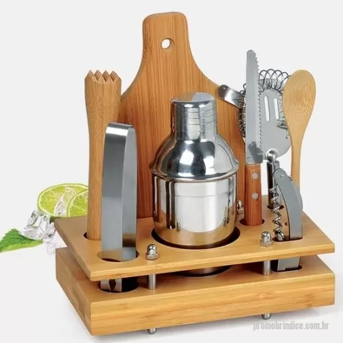 Kit caipirinha personalizado - Kit em Inox e bambu com uma coqueteleira de 350ml em aço inox escovado com acabamento externo brilhante, faca para frutas de 4”, colher em bambu de 18cm, coador em aço inox, abridor saca-rolhas modelo sommelier de alavanca simples, pegador de gelos, socador/pilão e uma tábua pequena.