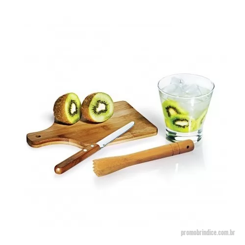 Kit caipirinha personalizado - Conjunto composto por quatro acessórios para caipirinha, sendo um copo em vidro de 350ml, um socador/pilão em bambu, uma faca para frutas de 4” em aço inox e bambu e uma tábua pequena em bambu com cabo e orifício para pendurá-lo em ganchos e facilitar seu uso. Produto ecológico e ideal para transmitir mensagens relacionadas à sustentabilidade ou à cultura nacional.