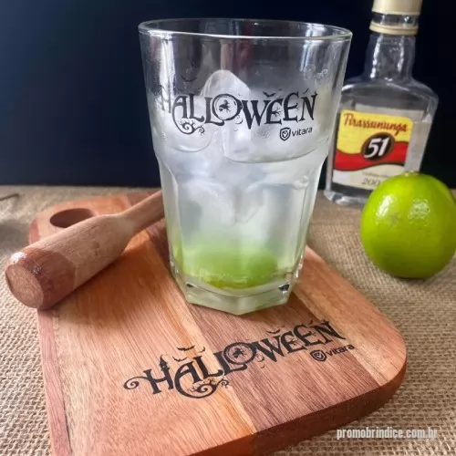 Kit caipirinha personalizado - Kit caipirinha com tábua em madeira envernizada - 22 x 15 cm - 1 copo em vidro - 410 ml e socador de madeira