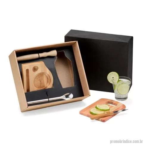 Kit caipirinha personalizado - 	Caixa para presente com kit caipirinha 6 peças com tábua, base, amassador, mexedor e faca de mesa 4'' em bambu/aço inox e copo de vidro para caipirinha 350ml. 