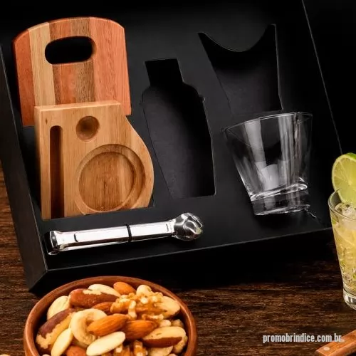 Kit caipirinha personalizado - Kit Caipirinha completo com tábua, base, amassador, colher e faca de mesa em madeira e inox. Inclui 2 copos de vidro de 350ml, coqueteleira inox de 350ml, pegador de gelo em aço inox, mix de castanhas e amendoim de 100g e caixa para presente VIP.