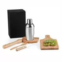 Kit composto por seis acessórios para caipirinha, sendo uma coqueteleira em Aço/Inox escovado de 350ml, um socador/pilão em Bambu, uma faca para frutas de 4¿ em Aço/Inox e Bambu, uma colher em Bambu de 18cm e uma tábua pequena em Bambu com cabo e orifício. Possui ainda uma base em Bambu com vão e suporte para o copo.