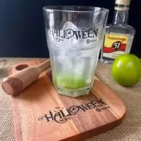 Kit caipirinha com tábua em madeira envernizada - 22 x 15 cm - 1 copo em vidro - 410 ml e socador de madeira