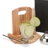 	Kit caipirinha 7 peças. Contendo: base, tabua, socado, copo de vidro, colher inox 20cm, faca de mesa Tramontina e coqueteleira em aço inox.
