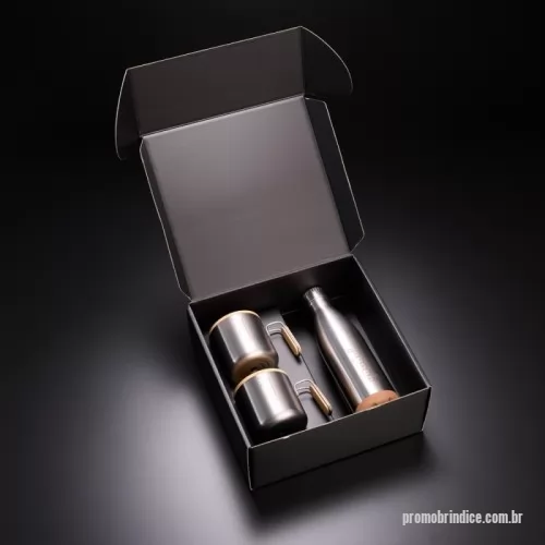 Kit caneca personalizado - Kit executivo com duas canecas térmicas em aço inox parede dupla e tampa em bambu com anel de silicone, e garrafa térmica em aço inox com revestimento em bambu com parede dupla, tampa e anel de silicone com capacidade 430ml. Conserva líquido quente por até 12 horas e líquido frio até 18 horas.
