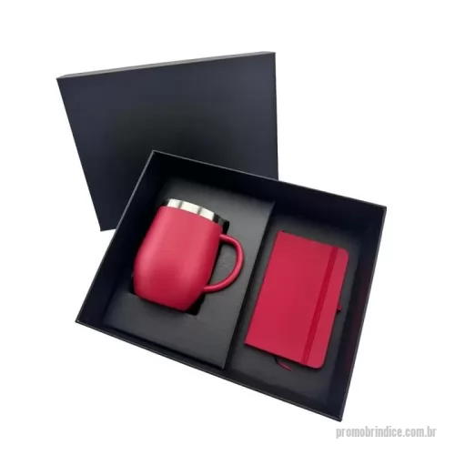 Kit caneca personalizado - 	Caixa para presente VIP com Caneca térmica 350ml de parede dupla em inox livre de BPA, contém tampa acrílico. Acompanha caderno B6 com 80 folhas pautado, com suporte para caneta, elástico para lacre e marcador de página em cetim. Caixa: 28,50 x 18,50 x 9 cm.