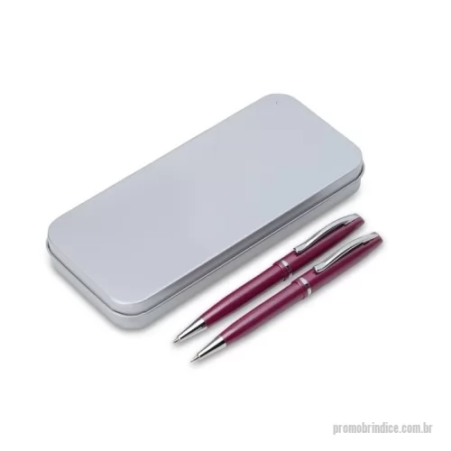 Kit caneta e lapiseira personalizado - Descrição: Conjunto de caneta e lapiseira metálicas em estojo metal. Caneta e lapiseira possuem acabamento brilhante, carga esferográfica azul de 1.0mm e acionamento por rotação.  Largura :  8,5 cm  Espessura :  2,2 cm  Comprimento :  18,5 cm