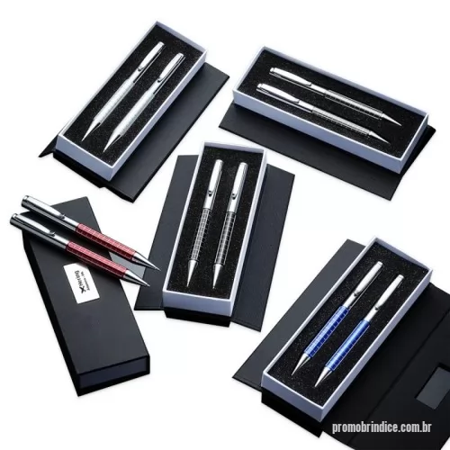 Kit caneta e lapiseira personalizado - Kit caneta e lapiseira de metal em estojo papelão com placa de metal(parte interna do estojo revestida com espuma). Caneta e lapiseira prata com detalhes coloridos e quadriculados, clip metal com anel superior na ponta e dois anéis centrais e acionam por giro. Tamanho de Caneta/Lapiseira 13,8 cm x 1,4 cm. Estojo 6,5 cm x 18 cm.