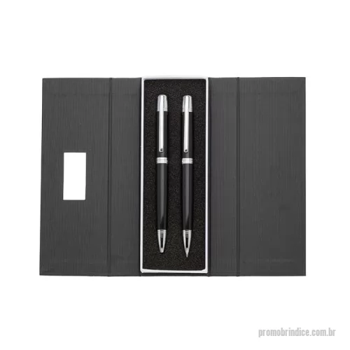 Kit caneta e lapiseira personalizado - Conjunto caneta e lapiseira em estojo de cartonagem com placa central para personalização. Clip metal com dois anéis em relevo, anel centralizado e dois anéis em relevo na ponteira e acionam por giro. Estojo revestida com espuma na parte interna.