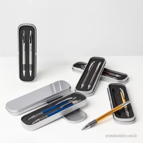 Kit caneta e lapiseira personalizado - Com este conjunto de caneta e lapiseira metálicas, escrever será uma experiência ainda mais sofisticada e elegante. O estojo em metal que as acomoda, possui revestimento em espuma para evitar riscos. A caneta possui carga esferográfica azul de 1.0mm, com acionamento por clique, já a lapiseira possui grafite 0.7mm.  Largura :  5,3 cm  Espessura :  1,6 cm  Comprimento :  17,7 cm  Medidas aproximadas para gravação (CxL):  16 cm x 4 cm  Peso aproximado (g):  81