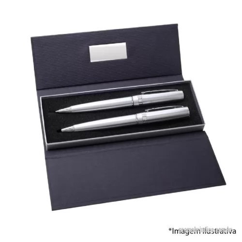 Kit caneta e lapiseira personalizado - Conjunto caneta e lapiseira em estojo de cartonagem com placa central para personalização. Clip metal com dois anéis em relevo, anel centralizado e dois anéis em relevo na ponteira e acionam por giro. Estojo revestida com espuma na parte interna.